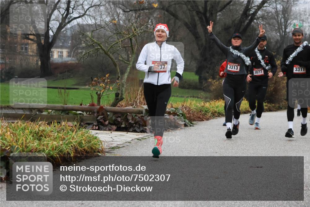 08.12.2024 - St. Pauli X-Mass-Run No. 14 Strokosch-Dieckow http://msf.ph/oto/7502307 08.12.2024 09:53:20 Laufen 14, 3313, 3311, 3077 meine-sportfotos.de