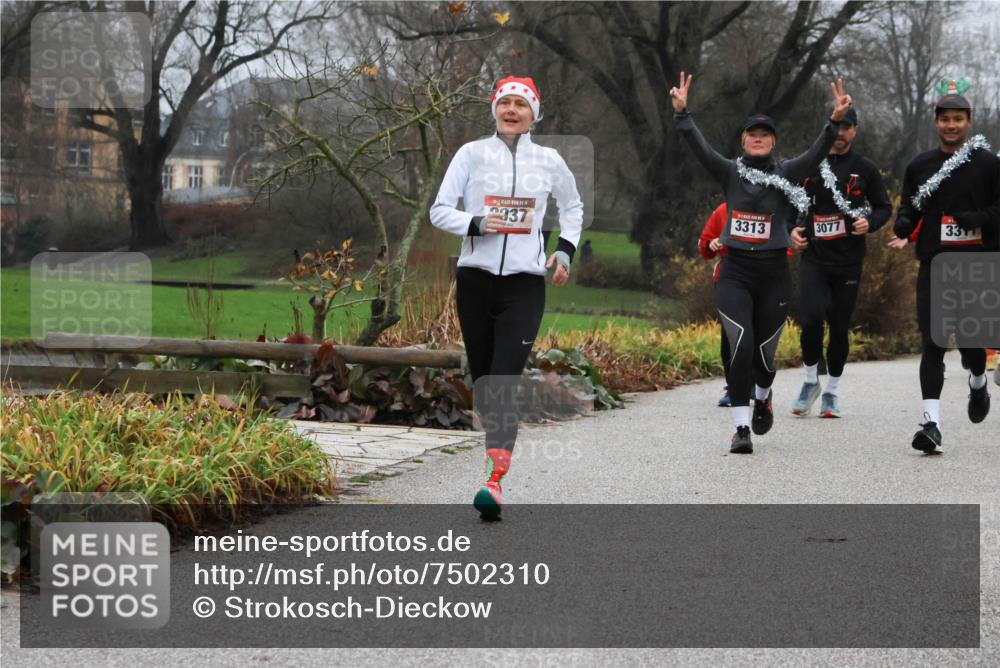 08.12.2024 - St. Pauli X-Mass-Run No. 14 Strokosch-Dieckow http://msf.ph/oto/7502310 08.12.2024 09:53:21 Laufen 14, 2337, 3313, 3077, 331 meine-sportfotos.de
