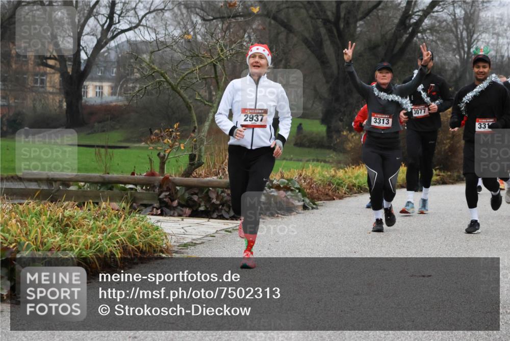08.12.2024 - St. Pauli X-Mass-Run No. 14 Strokosch-Dieckow http://msf.ph/oto/7502313 08.12.2024 09:53:21 Laufen 14, 2937, 3313, 3077, 331 meine-sportfotos.de