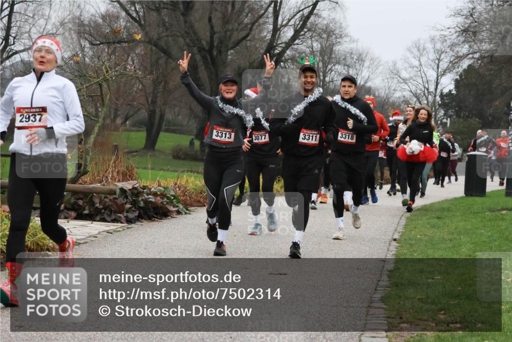 08.12.2024 - St. Pauli X-Mass-Run No. 14 Strokosch-Dieckow http://msf.ph/oto/7502314 08.12.2024 09:53:22 Laufen 2937, 3313, 3077, 3311, 3318, 5314 meine-sportfotos.de