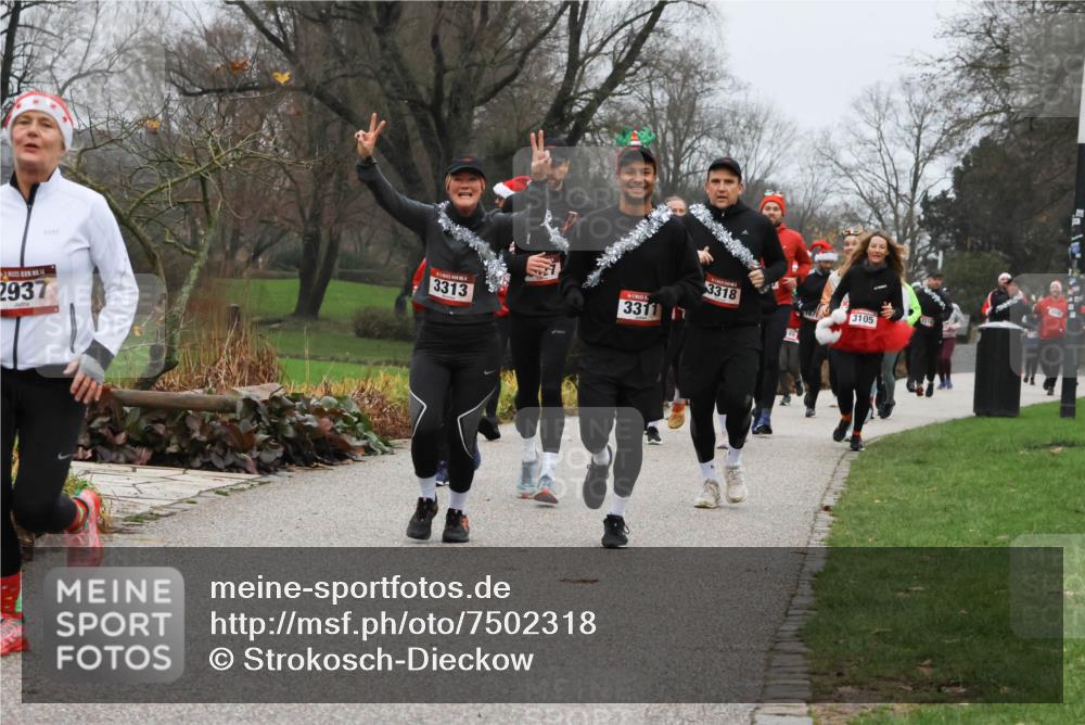 08.12.2024 - St. Pauli X-Mass-Run No. 14 Strokosch-Dieckow http://msf.ph/oto/7502318 08.12.2024 09:53:22 Laufen 3313, 3311, 3318, 2937, 3105 meine-sportfotos.de