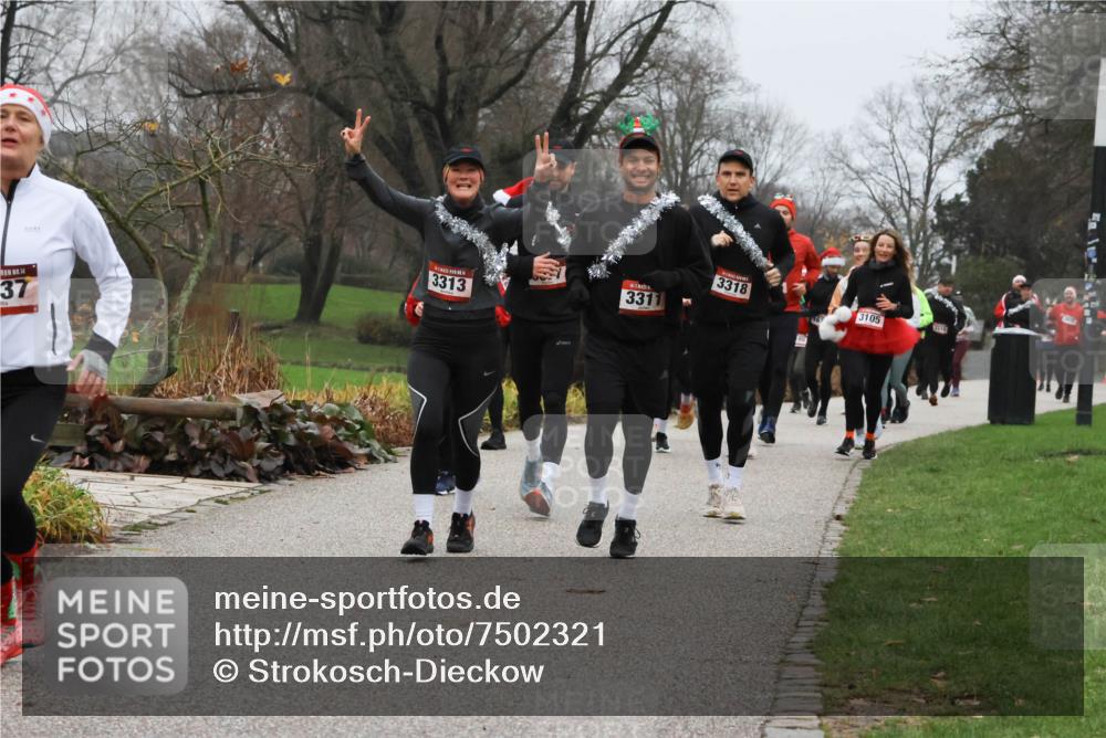 08.12.2024 - St. Pauli X-Mass-Run No. 14 Strokosch-Dieckow http://msf.ph/oto/7502321 08.12.2024 09:53:22 Laufen 3313, 3311, 3318, 4, 37, 3105 meine-sportfotos.de