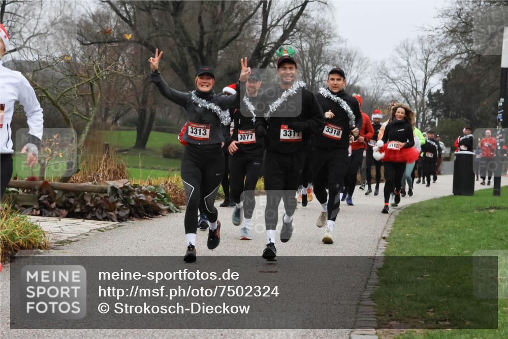 08.12.2024 - St. Pauli X-Mass-Run No. 14 Strokosch-Dieckow http://msf.ph/oto/7502324 08.12.2024 09:53:22 Laufen 3313, 3077, 3311, 3318, 678, 310 meine-sportfotos.de