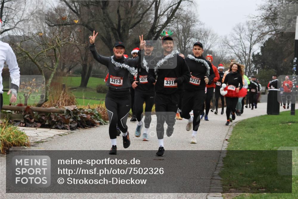 08.12.2024 - St. Pauli X-Mass-Run No. 14 Strokosch-Dieckow http://msf.ph/oto/7502326 08.12.2024 09:53:22 Laufen 3318, 1678, 3077, 3311, 3105, 3314, 3313 meine-sportfotos.de