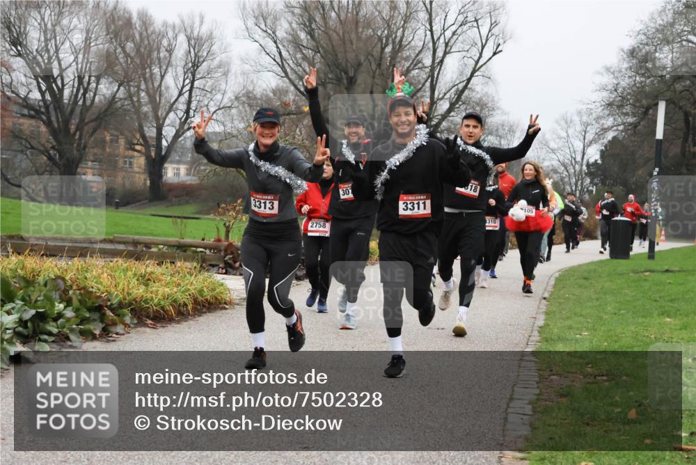 08.12.2024 - St. Pauli X-Mass-Run No. 14 Strokosch-Dieckow http://msf.ph/oto/7502328 08.12.2024 09:53:23 Laufen 3313, 2758, 307, 3311, 18, 310, 105 meine-sportfotos.de