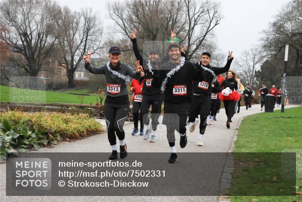 08.12.2024 - St. Pauli X-Mass-Run No. 14 Strokosch-Dieckow http://msf.ph/oto/7502331 08.12.2024 09:53:24 Laufen 3313, 2758, 307, 3311, 3318, 310 meine-sportfotos.de