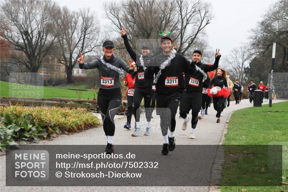 08.12.2024 - St. Pauli X-Mass-Run No. 14 Strokosch-Dieckow http://msf.ph/oto/7502332 08.12.2024 09:53:24 Laufen 3313, 275, 307, 3311, 3318, 105, 810 meine-sportfotos.de