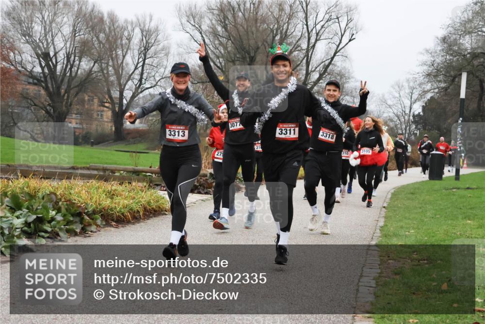 08.12.2024 - St. Pauli X-Mass-Run No. 14 Strokosch-Dieckow http://msf.ph/oto/7502335 08.12.2024 09:53:24 Laufen 3313, 275, 3077, 31, 3311, 3318, 3105, 310 meine-sportfotos.de