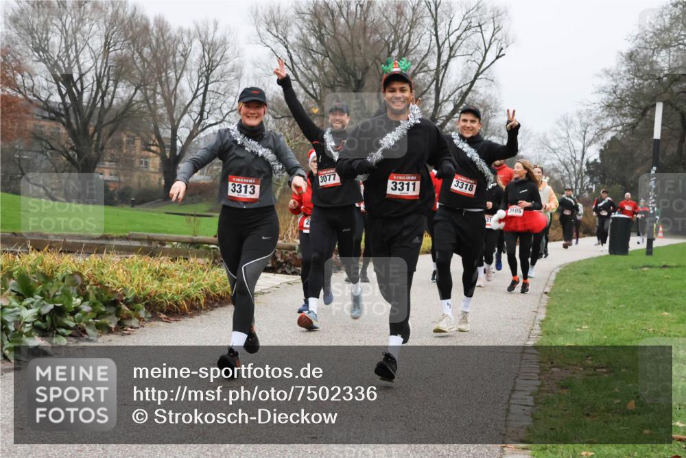 08.12.2024 - St. Pauli X-Mass-Run No. 14 Strokosch-Dieckow http://msf.ph/oto/7502336 08.12.2024 09:53:24 Laufen 3313, 3077, 3311, 3318, 2, 3105 meine-sportfotos.de