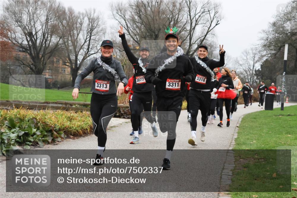 08.12.2024 - St. Pauli X-Mass-Run No. 14 Strokosch-Dieckow http://msf.ph/oto/7502337 08.12.2024 09:53:24 Laufen 3313, 3077, 3311, 3318, 3105 meine-sportfotos.de
