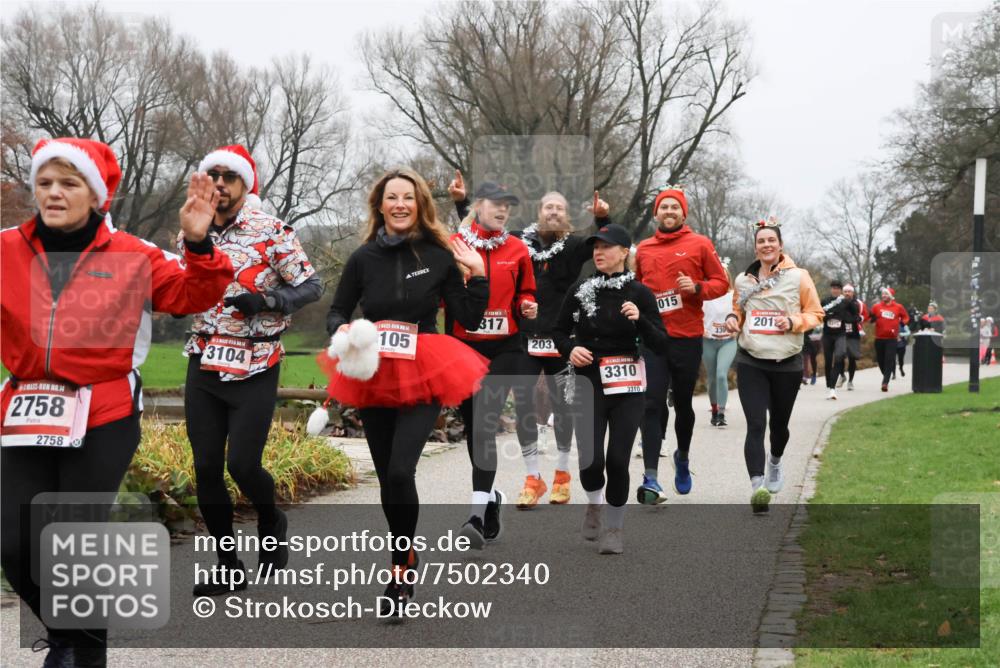 08.12.2024 - St. Pauli X-Mass-Run No. 14 Strokosch-Dieckow http://msf.ph/oto/7502340 08.12.2024 09:53:27 Laufen 14, 2758, 2758, 3104, 105, 317, 203, 3310, 3310, 015, 201, 955 meine-sportfotos.de