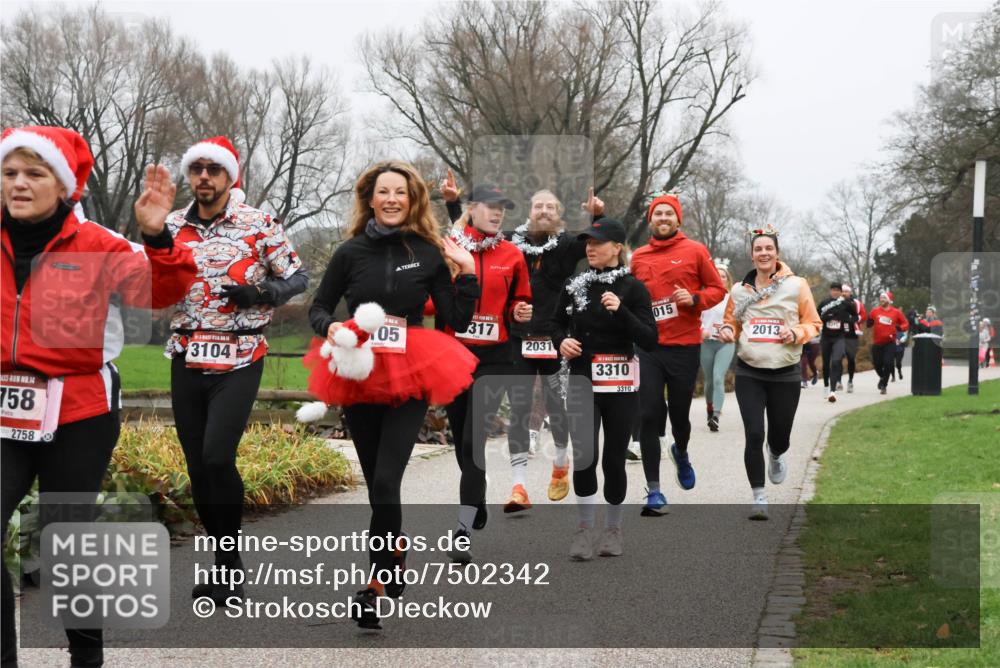 08.12.2024 - St. Pauli X-Mass-Run No. 14 Strokosch-Dieckow http://msf.ph/oto/7502342 08.12.2024 09:53:27 Laufen 14, 758, 2758, 3104, 4, 05, 317, 2031, 3310, 3310, 015, 2013 meine-sportfotos.de