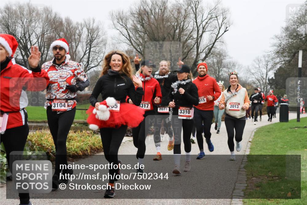 08.12.2024 - St. Pauli X-Mass-Run No. 14 Strokosch-Dieckow http://msf.ph/oto/7502344 08.12.2024 09:53:27 Laufen 14, 3104, 5, 317, 2031, 3310, 3310, 015, 2013 meine-sportfotos.de