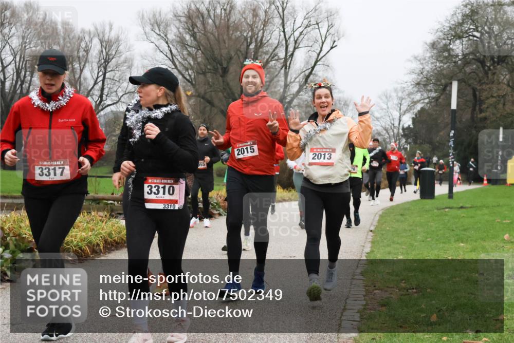 08.12.2024 - St. Pauli X-Mass-Run No. 14 Strokosch-Dieckow http://msf.ph/oto/7502349 08.12.2024 09:53:28 Laufen 14, 3317, 14, 3310, 3310, 955, 2015, 2013, 20, 12044 meine-sportfotos.de