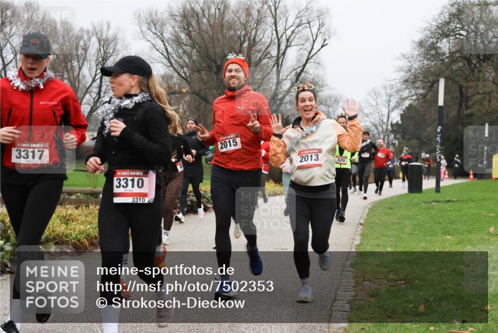 08.12.2024 - St. Pauli X-Mass-Run No. 14 Strokosch-Dieckow http://msf.ph/oto/7502353 08.12.2024 09:53:28 Laufen 14, 3317, 14, 3310, 3310, 2015, 2013, 620, 9375 meine-sportfotos.de