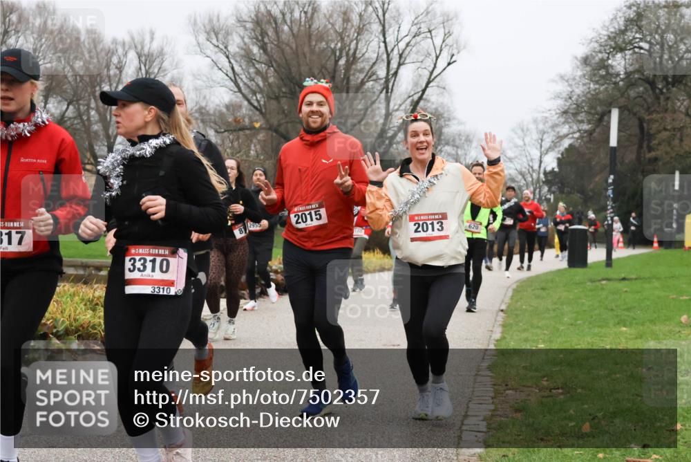 08.12.2024 - St. Pauli X-Mass-Run No. 14 Strokosch-Dieckow http://msf.ph/oto/7502357 08.12.2024 09:53:29 Laufen 14, 317, 14, 3310, 3310, 2955, 2015, 180, 14, 2013, 620 meine-sportfotos.de