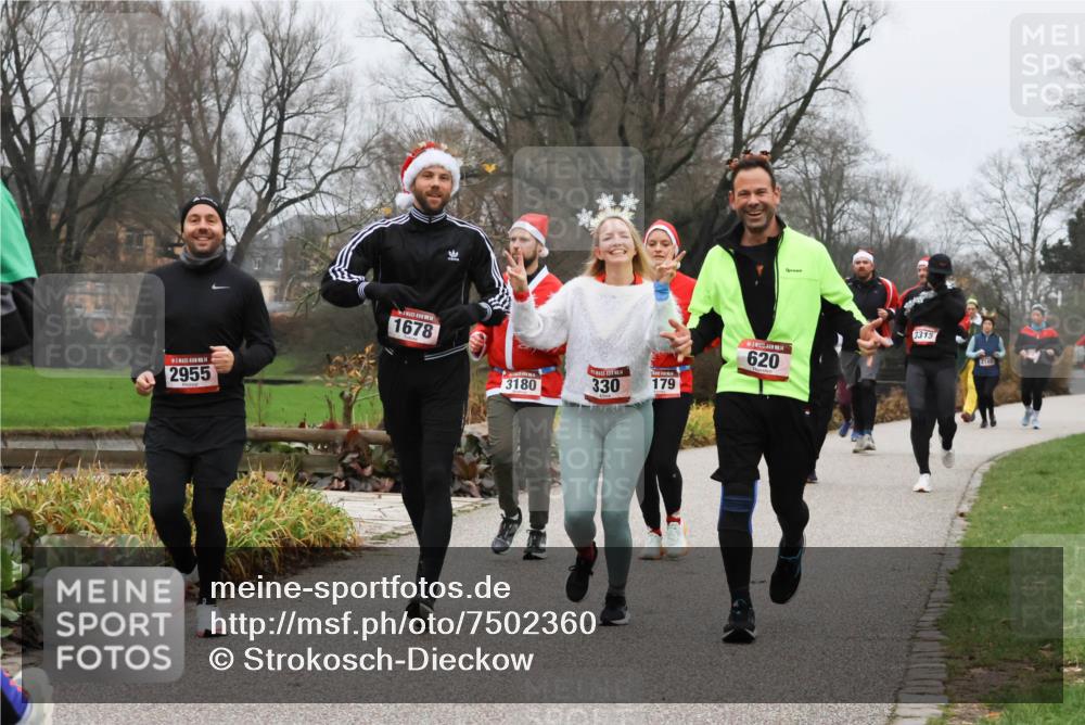 08.12.2024 - St. Pauli X-Mass-Run No. 14 Strokosch-Dieckow http://msf.ph/oto/7502360 08.12.2024 09:53:31 Laufen 14, 2955, 1678, 3180, 330, 179, 620, 3315, 2160 meine-sportfotos.de