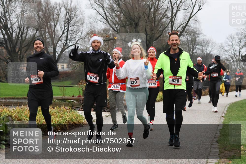 08.12.2024 - St. Pauli X-Mass-Run No. 14 Strokosch-Dieckow http://msf.ph/oto/7502367 08.12.2024 09:53:31 Laufen 2955, 1678, 3180, 14, 330, 3179, 620, 3315, 216 meine-sportfotos.de