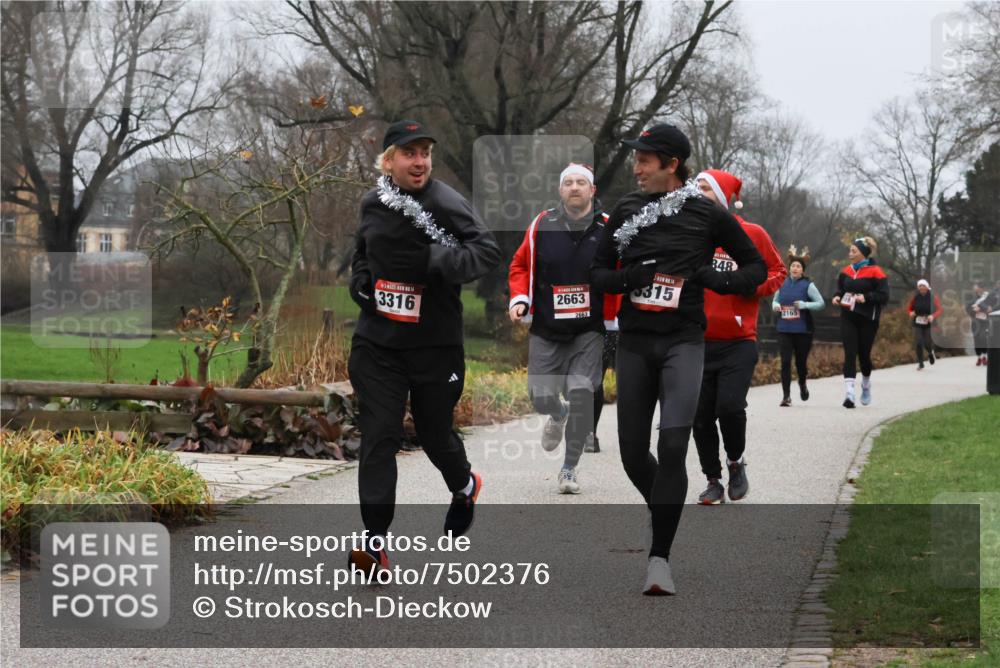 08.12.2024 - St. Pauli X-Mass-Run No. 14 Strokosch-Dieckow http://msf.ph/oto/7502376 08.12.2024 09:53:35 Laufen 14, 3316, 2663, 14, 315, 848, 2165 meine-sportfotos.de