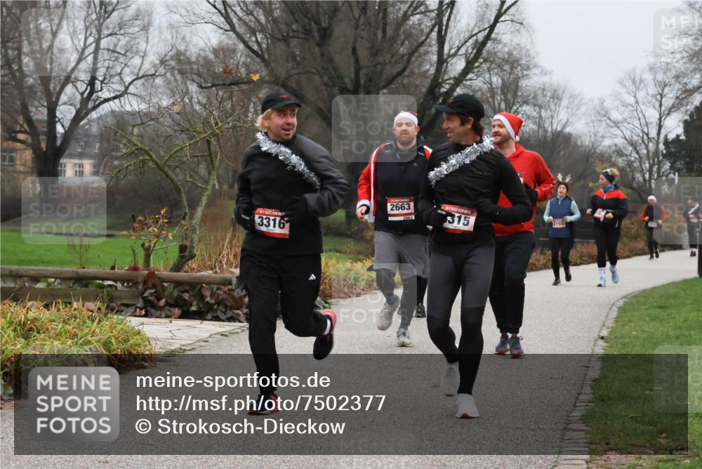 08.12.2024 - St. Pauli X-Mass-Run No. 14 Strokosch-Dieckow http://msf.ph/oto/7502377 08.12.2024 09:53:35 Laufen 3316, 2663, 2663, 14, 315, 2165 meine-sportfotos.de
