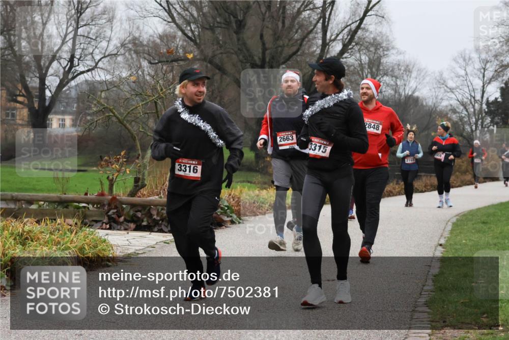 08.12.2024 - St. Pauli X-Mass-Run No. 14 Strokosch-Dieckow http://msf.ph/oto/7502381 08.12.2024 09:53:35 Laufen 14, 3316, 2663, 2663, 14, 3315, 2848, 2165, 1959 meine-sportfotos.de