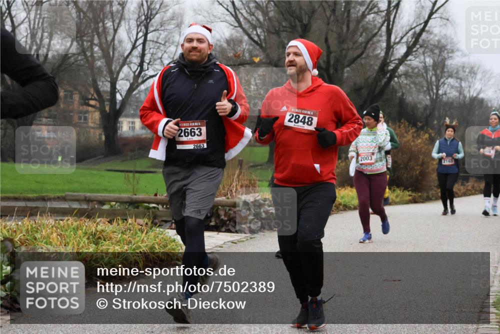 08.12.2024 - St. Pauli X-Mass-Run No. 14 Strokosch-Dieckow http://msf.ph/oto/7502389 08.12.2024 09:53:37 Laufen 14, 2663, 2663, 14, 2848, 2003, 2165, 4959 meine-sportfotos.de