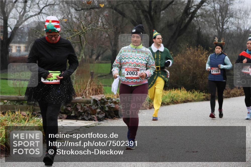 08.12.2024 - St. Pauli X-Mass-Run No. 14 Strokosch-Dieckow http://msf.ph/oto/7502391 08.12.2024 09:53:39 Laufen 14, 2003, 2165, 1959 meine-sportfotos.de
