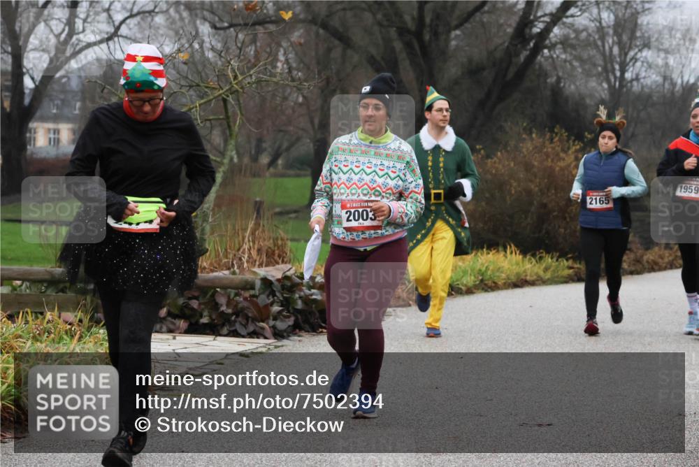 08.12.2024 - St. Pauli X-Mass-Run No. 14 Strokosch-Dieckow http://msf.ph/oto/7502394 08.12.2024 09:53:39 Laufen 2003, 2165, 1959 meine-sportfotos.de