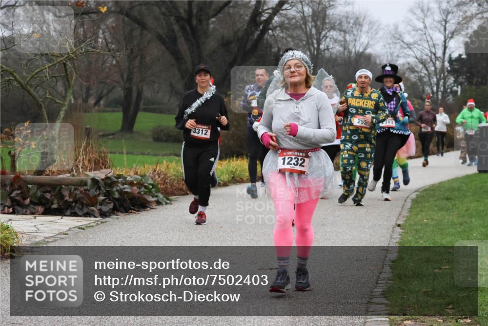 08.12.2024 - St. Pauli X-Mass-Run No. 14 Strokosch-Dieckow http://msf.ph/oto/7502403 08.12.2024 09:53:51 Laufen 3312, 14, 1232, 4, 253, 383 meine-sportfotos.de