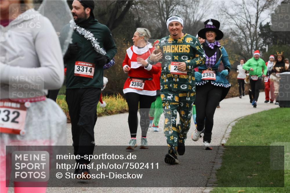 08.12.2024 - St. Pauli X-Mass-Run No. 14 Strokosch-Dieckow http://msf.ph/oto/7502411 08.12.2024 09:53:54 Laufen 32, 14, 3314, 14, 2380, 2, 2383, 2822 meine-sportfotos.de