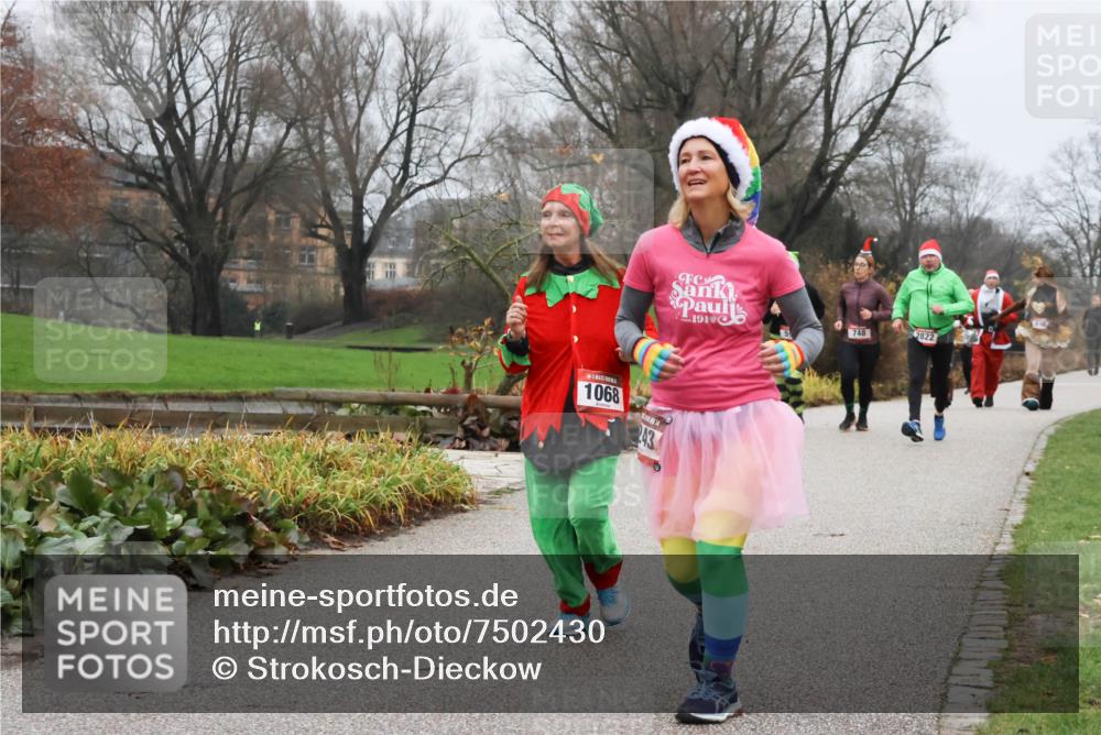 08.12.2024 - St. Pauli X-Mass-Run No. 14 Strokosch-Dieckow http://msf.ph/oto/7502430 08.12.2024 09:53:59 Laufen 191, 748, 2822, 1068, 243 meine-sportfotos.de