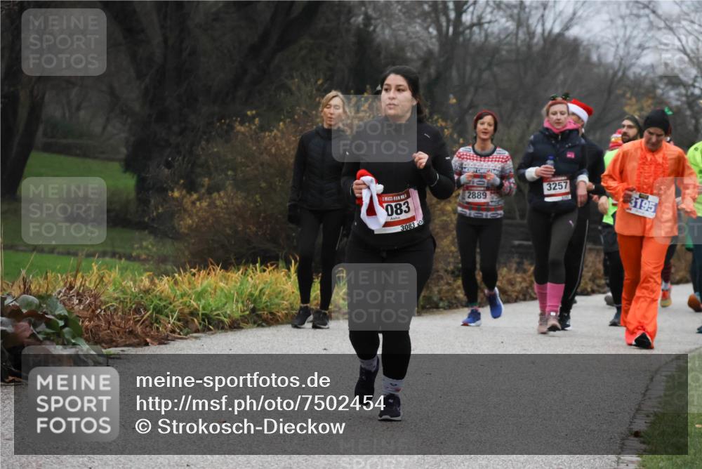 08.12.2024 - St. Pauli X-Mass-Run No. 14 Strokosch-Dieckow http://msf.ph/oto/7502454 08.12.2024 09:54:11 Laufen 083, 3083, 2889, 602, 3257, 3195 meine-sportfotos.de