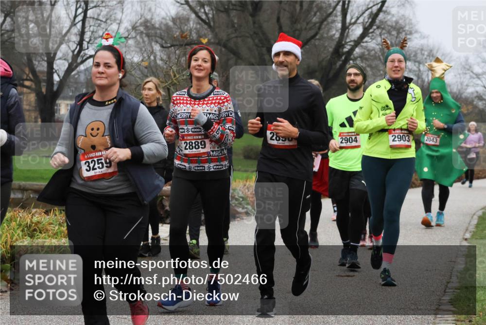 08.12.2024 - St. Pauli X-Mass-Run No. 14 Strokosch-Dieckow http://msf.ph/oto/7502466 08.12.2024 09:54:19 Laufen 2650, 3259, 14, 2889, 2904, 2903, 2043 meine-sportfotos.de