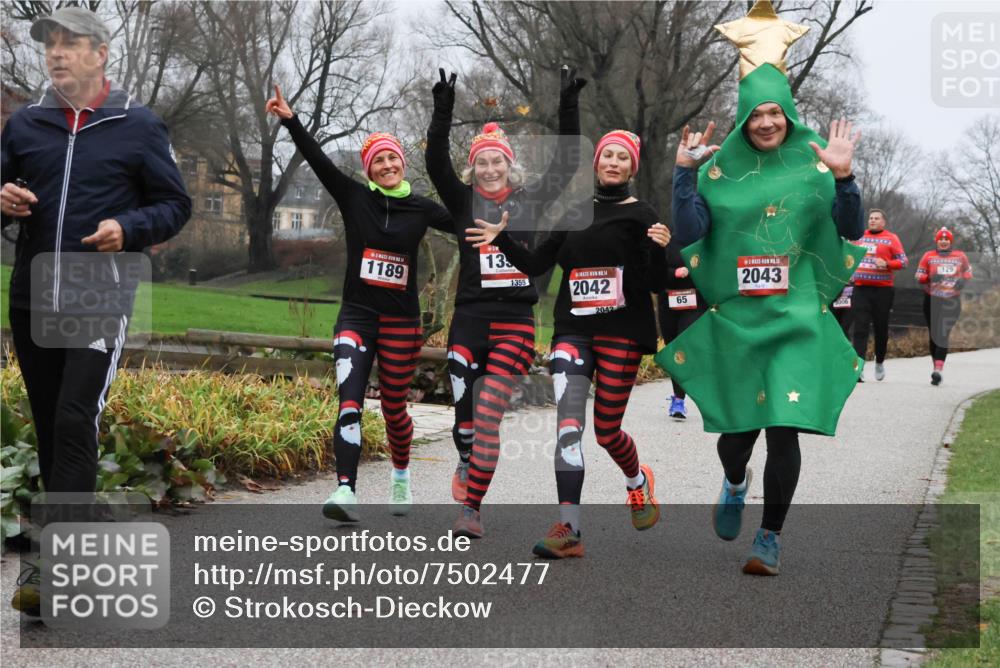 08.12.2024 - St. Pauli X-Mass-Run No. 14 Strokosch-Dieckow http://msf.ph/oto/7502477 08.12.2024 09:54:23 Laufen 1189, 13, 1355, 2042, 2042, 65, 2043, 129 meine-sportfotos.de