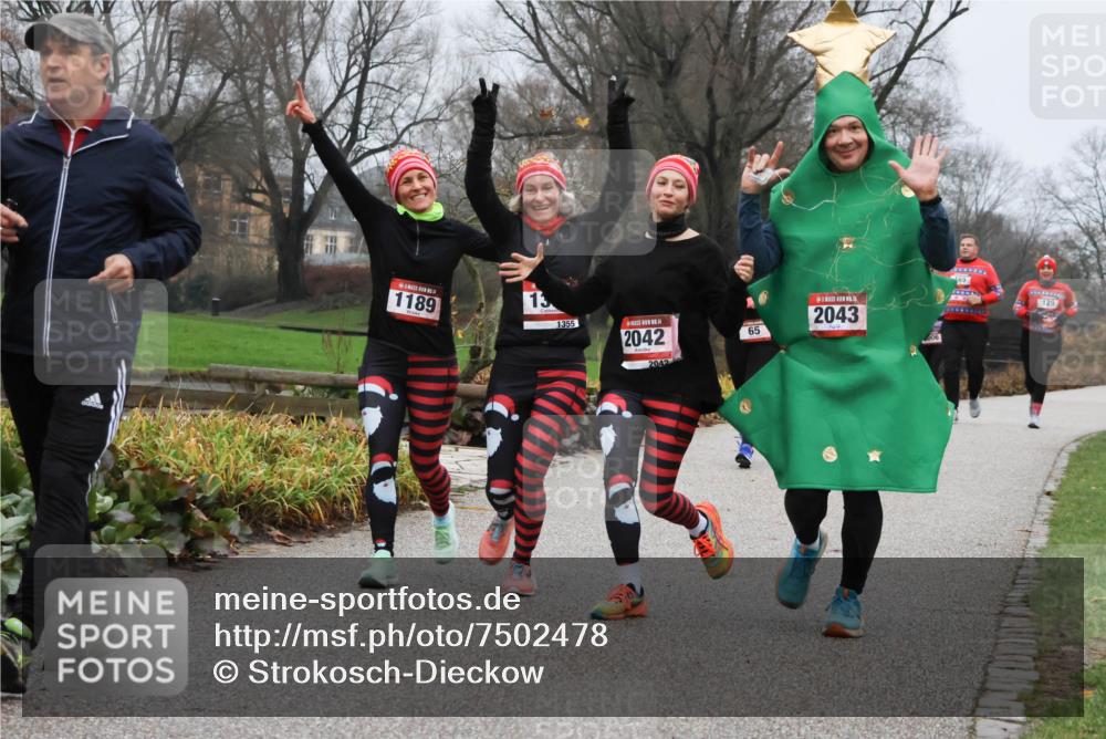 08.12.2024 - St. Pauli X-Mass-Run No. 14 Strokosch-Dieckow http://msf.ph/oto/7502478 08.12.2024 09:54:23 Laufen 1189, 13, 1355, 2042, 2042, 65, 2043, 65, 129 meine-sportfotos.de