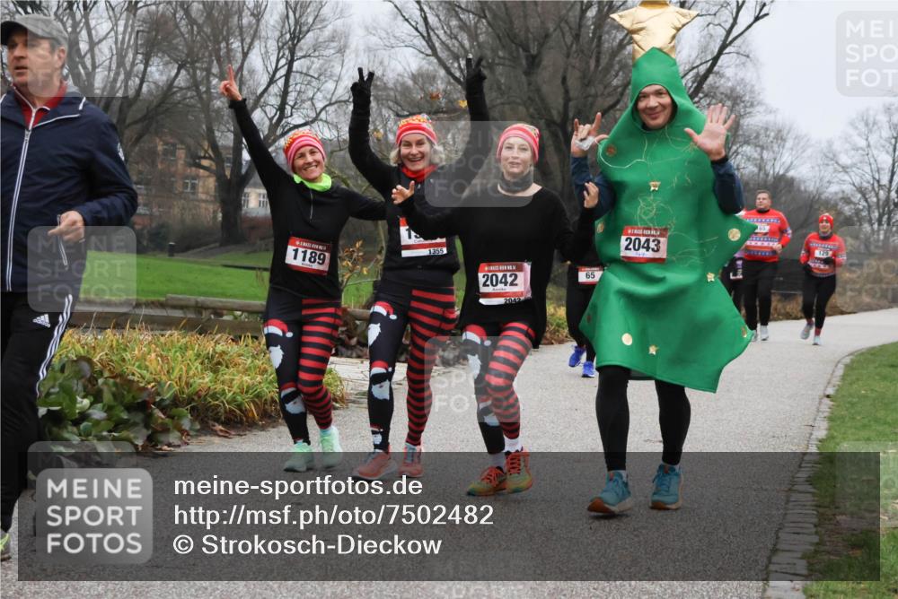 08.12.2024 - St. Pauli X-Mass-Run No. 14 Strokosch-Dieckow http://msf.ph/oto/7502482 08.12.2024 09:54:23 Laufen 1189, 1355, 14, 2042, 2042, 65, 2043, 65, 129 meine-sportfotos.de