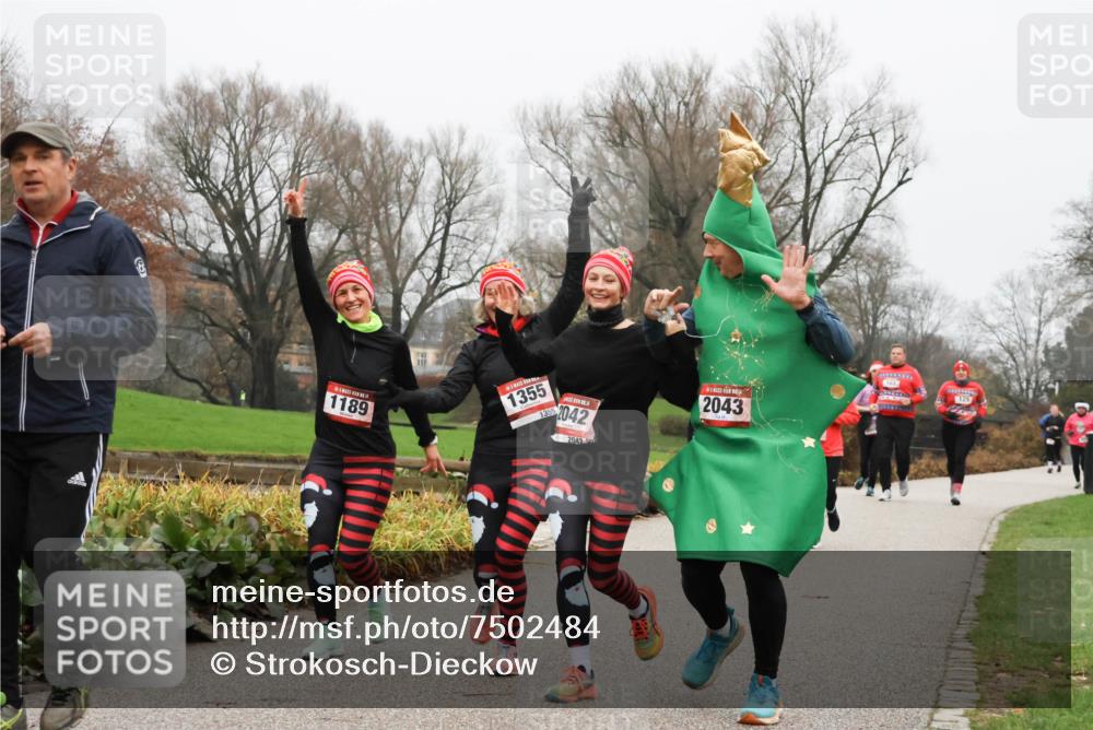 08.12.2024 - St. Pauli X-Mass-Run No. 14 Strokosch-Dieckow http://msf.ph/oto/7502484 08.12.2024 09:54:24 Laufen 10, 1189, 1355, 1355, 2042, 2042, 2043, 165, 129 meine-sportfotos.de