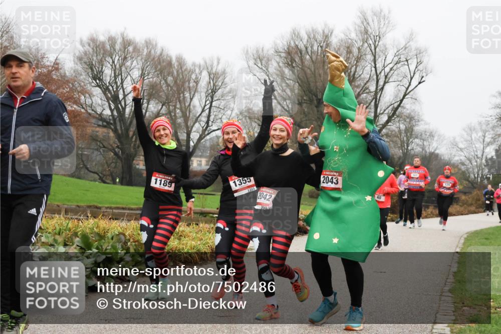 08.12.2024 - St. Pauli X-Mass-Run No. 14 Strokosch-Dieckow http://msf.ph/oto/7502486 08.12.2024 09:54:24 Laufen 1189, 1355, 1355, 2042, 2042, 2043, 40, 165, 129 meine-sportfotos.de