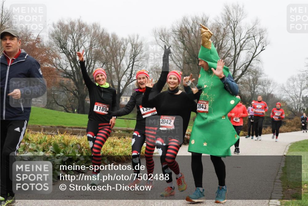 08.12.2024 - St. Pauli X-Mass-Run No. 14 Strokosch-Dieckow http://msf.ph/oto/7502488 08.12.2024 09:54:24 Laufen 1189, 133, 1355, 2042, 2042, 2043, 40, 165, 129 meine-sportfotos.de