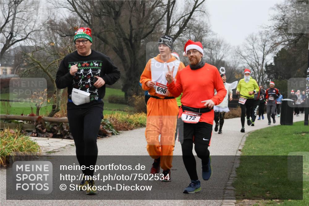 08.12.2024 - St. Pauli X-Mass-Run No. 14 Strokosch-Dieckow http://msf.ph/oto/7502534 08.12.2024 09:54:52 Laufen 1, 696, 14, 172, 2077, 1957 meine-sportfotos.de