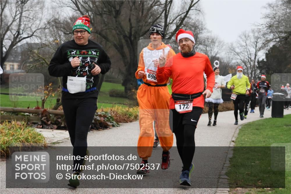 08.12.2024 - St. Pauli X-Mass-Run No. 14 Strokosch-Dieckow http://msf.ph/oto/7502537 08.12.2024 09:54:52 Laufen 696, 14, 172, 2077, 1057 meine-sportfotos.de