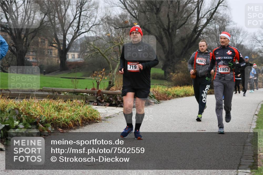 08.12.2024 - St. Pauli X-Mass-Run No. 14 Strokosch-Dieckow http://msf.ph/oto/7502559 08.12.2024 09:54:59 Laufen 14, 719, 1867, 1957 meine-sportfotos.de