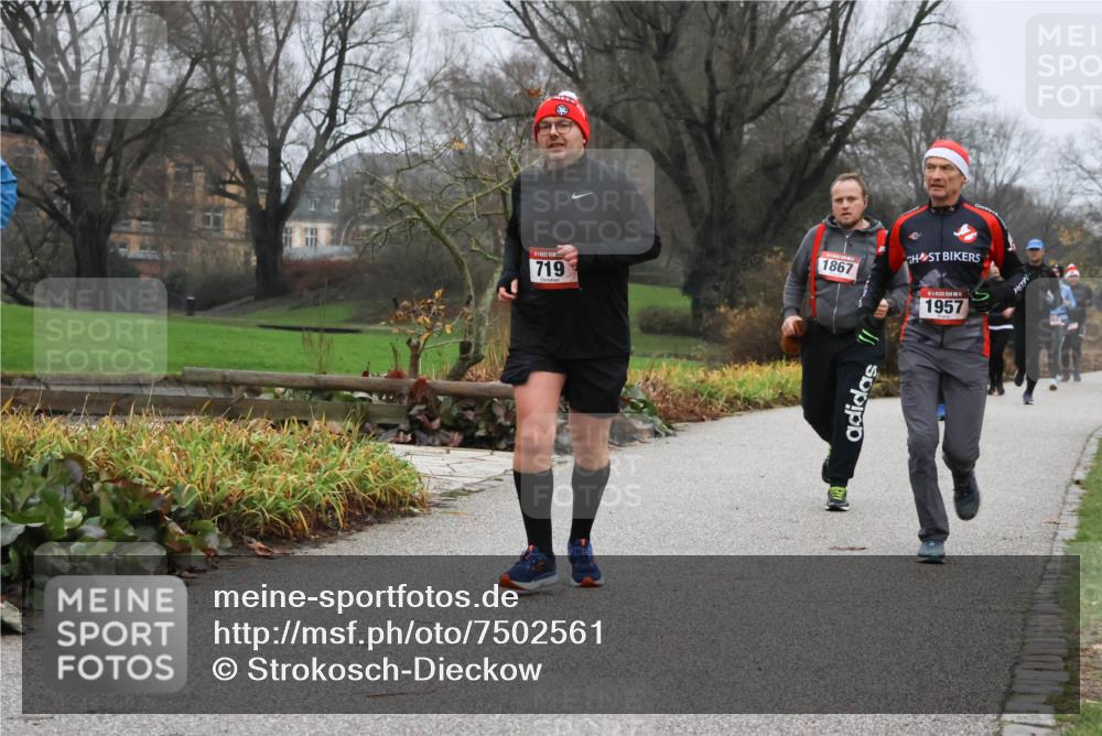 08.12.2024 - St. Pauli X-Mass-Run No. 14 Strokosch-Dieckow http://msf.ph/oto/7502561 08.12.2024 09:54:59 Laufen 719, 1867, 4, 1957 meine-sportfotos.de