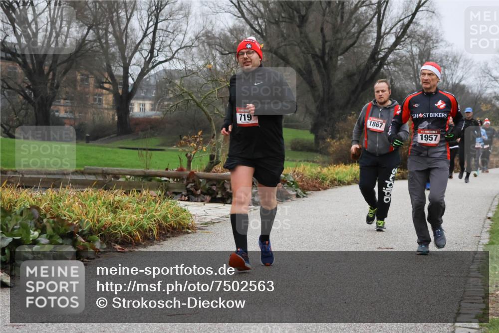 08.12.2024 - St. Pauli X-Mass-Run No. 14 Strokosch-Dieckow http://msf.ph/oto/7502563 08.12.2024 09:54:59 Laufen 719, 1867, 1957 meine-sportfotos.de