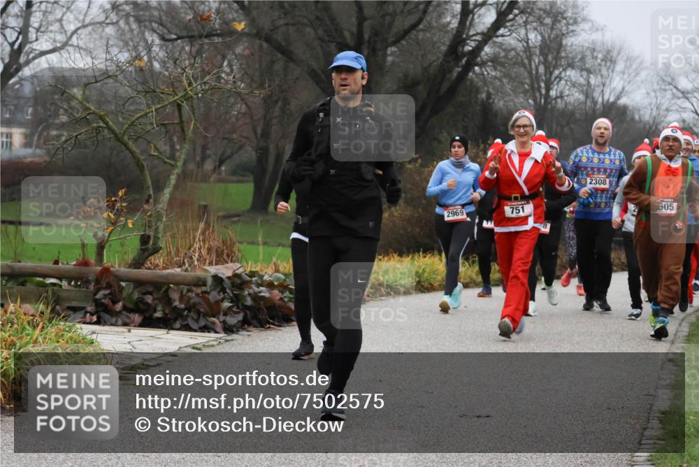 08.12.2024 - St. Pauli X-Mass-Run No. 14 Strokosch-Dieckow http://msf.ph/oto/7502575 08.12.2024 09:55:06 Laufen 2969, 751, 2308, 505 meine-sportfotos.de