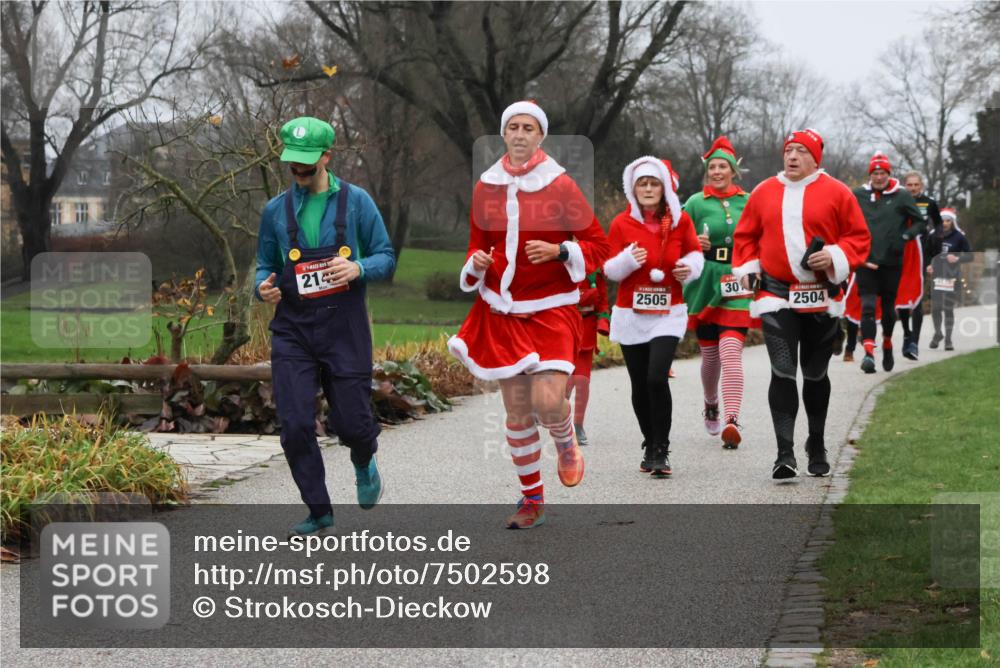 08.12.2024 - St. Pauli X-Mass-Run No. 14 Strokosch-Dieckow http://msf.ph/oto/7502598 08.12.2024 09:55:17 Laufen 214, 30, 2505, 2504 meine-sportfotos.de