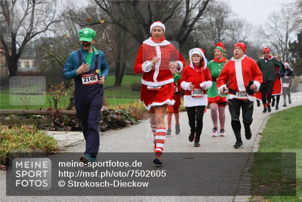 08.12.2024 - St. Pauli X-Mass-Run No. 14 Strokosch-Dieckow http://msf.ph/oto/7502605 08.12.2024 09:55:17 Laufen 2146, 2505, 2504 meine-sportfotos.de