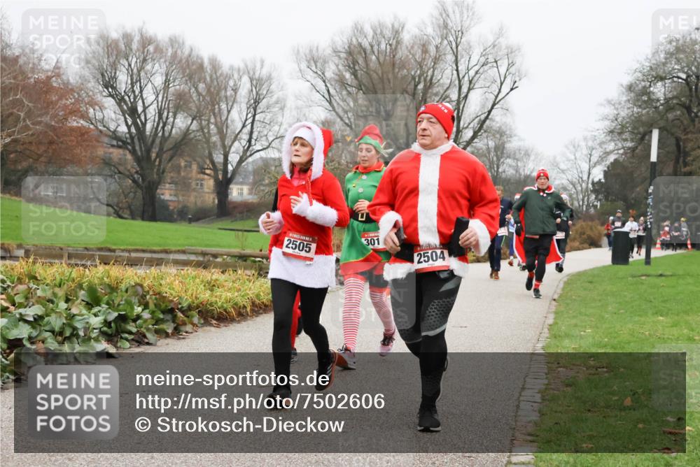 08.12.2024 - St. Pauli X-Mass-Run No. 14 Strokosch-Dieckow http://msf.ph/oto/7502606 08.12.2024 09:55:20 Laufen 2505, 301, 2504 meine-sportfotos.de