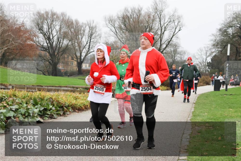 08.12.2024 - St. Pauli X-Mass-Run No. 14 Strokosch-Dieckow http://msf.ph/oto/7502610 08.12.2024 09:55:20 Laufen 2505, 301, 14, 2504 meine-sportfotos.de