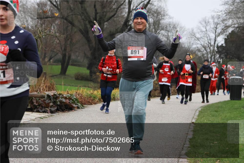 08.12.2024 - St. Pauli X-Mass-Run No. 14 Strokosch-Dieckow http://msf.ph/oto/7502665 08.12.2024 09:55:39 Laufen 14, 14, 891, 891, 11, 451 meine-sportfotos.de